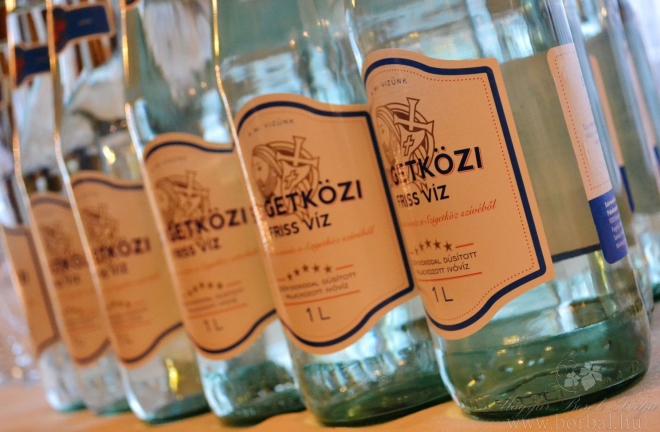 Selymes vagy ásványos? Milyen vizet innánk borokhoz? Selymes vagy ásványos? Milyen vizet innánk borokhoz?