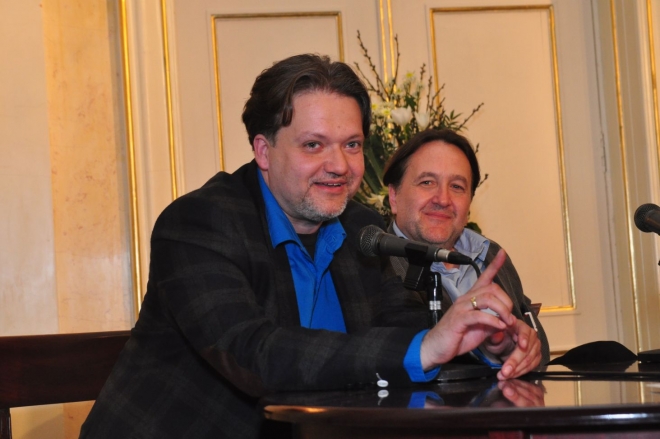 Az embereknek írunk, nem az irodalmároknak Az embereknek írunk, nem az irodalmároknak