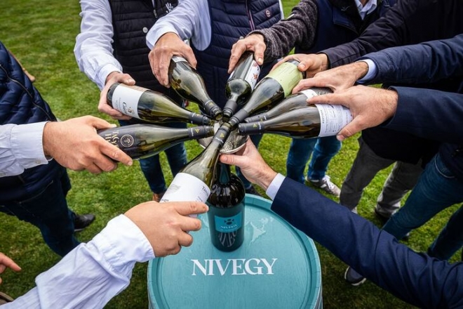 Új közös védjegyű bor született a Nivegy-völgy szívében Új közös védjegyű bor született a Nivegy-völgy szívében