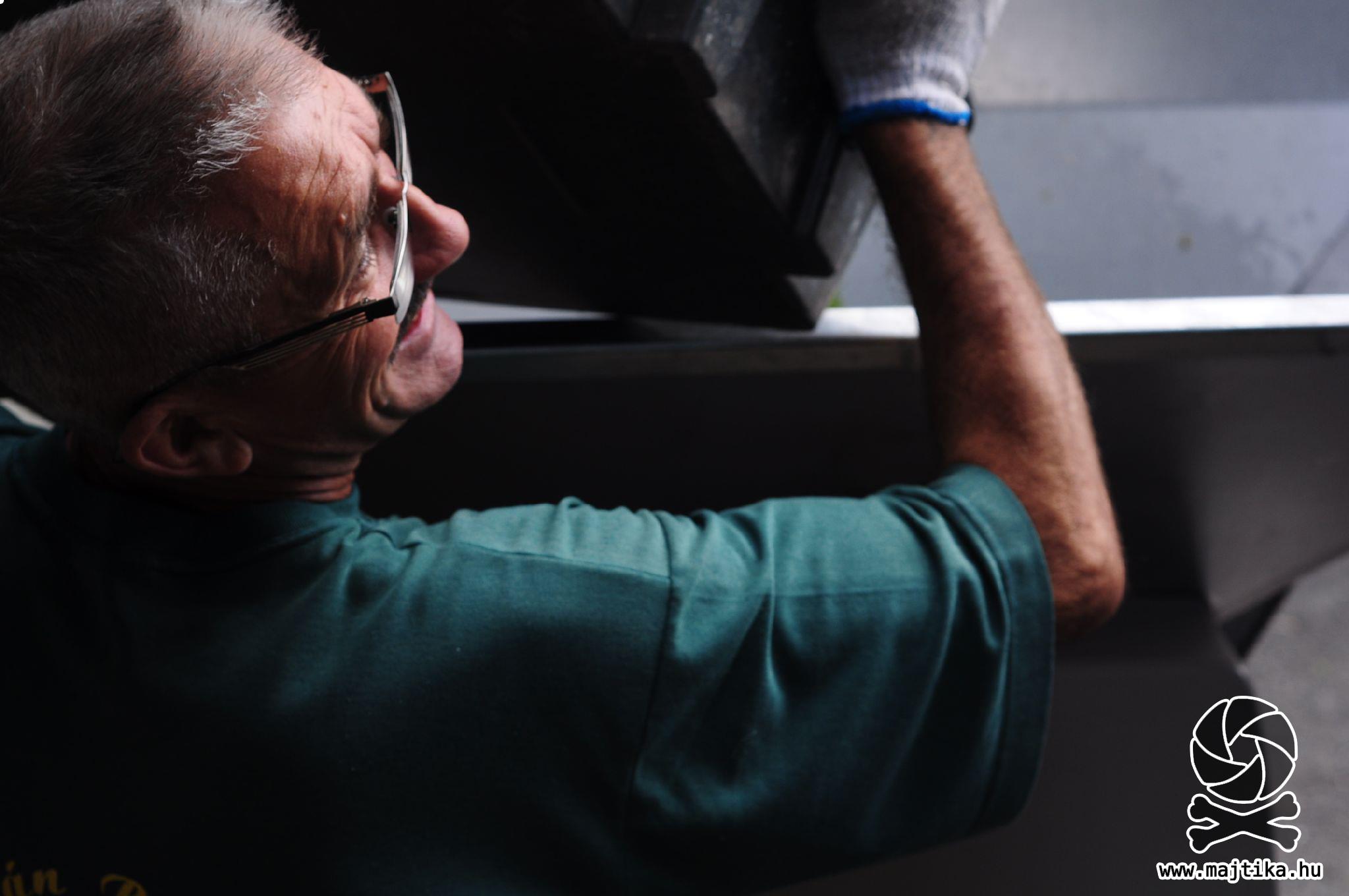 Miért harangoz az etyeki plébános éjfélkor? Miért harangoz az etyeki plébános éjfélkor?