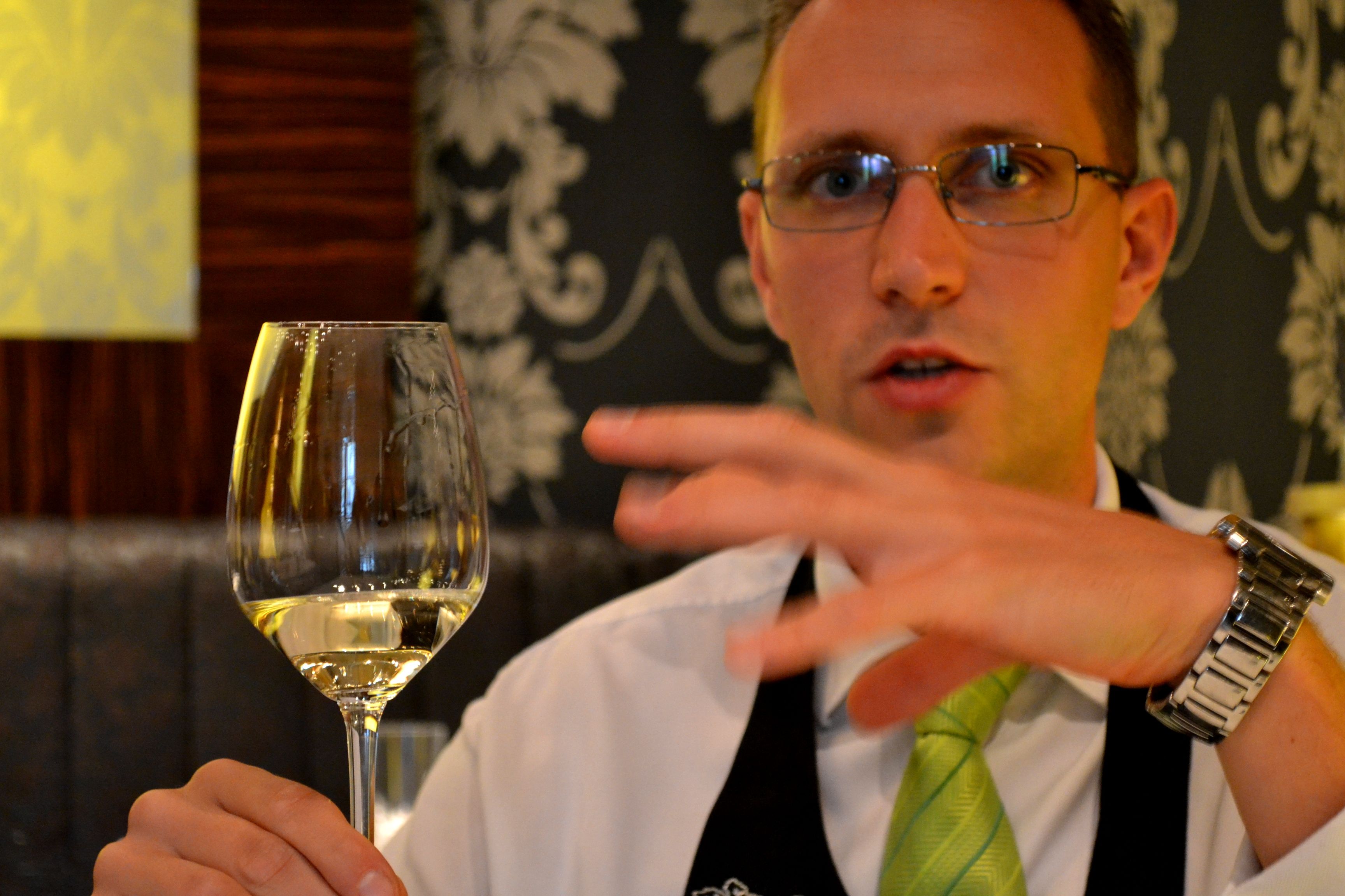 Az ember, aki a borlap mögött áll Az ember, aki a borlap mögött áll